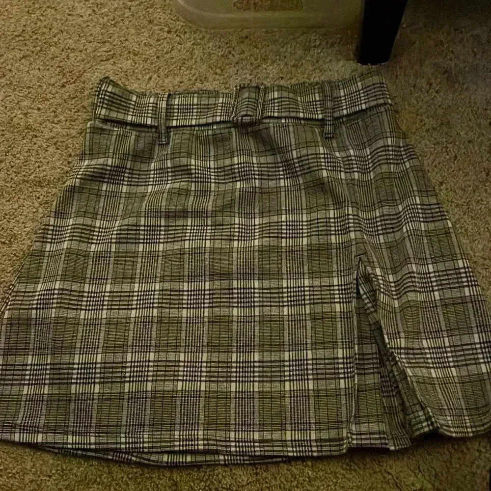 So pleated skirt - Picture 2 of 4